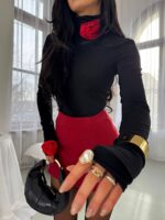 Czarny golf z czerwona różą LaMilla