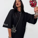 Czarny t-shirt z agrafką LaMilla z wyszywanym logo na rękawie