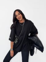 Czarny t-shirt z agrafką LaMilla z wyszywanym logo na rękawie