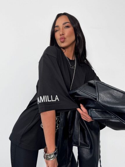 Czarny t-shirt z agrafką LaMilla z wyszywanym logo na rękawie