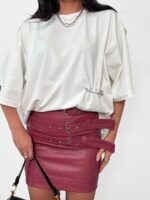 Biały t-shirt z agrafką LaMilla i wyszywanym logo na rękawie