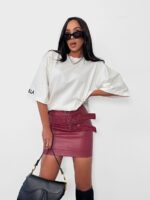 Biały t-shirt z agrafką LaMilla i wyszywanym logo na rękawie