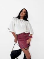 Biały t-shirt z agrafką LaMilla i wyszywanym logo na rękawie