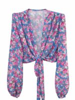 Wiązana bluzka LaMilla w różowe kwiaty na niebieskim tle