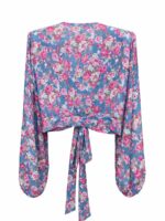 Wiązana bluzka LaMilla w różowe kwiaty na niebieskim tle