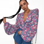 Wiązana bluzka LaMilla z różowe kwiaty na niebieskim tle