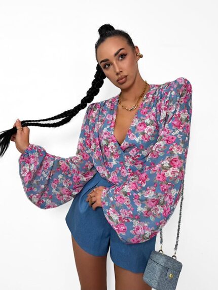 Wiązana bluzka LaMilla z różowe kwiaty na niebieskim tle