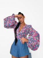 Wiązana bluzka LaMilla z różowe kwiaty na niebieskim tle