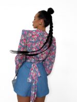 Wiązana bluzka LaMilla z różowe kwiaty na niebieskim tle