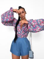 Wiązana bluzka LaMilla z różowe kwiaty na niebieskim tle