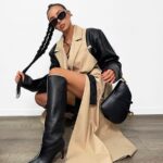 Beżowy płaszcz trencz LaMilla z dodatkiem czarnej skóry