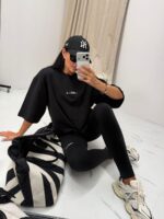 Czarny t-shirt LaMilla z białym wyszywanym logo