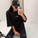 Czarny t-shirt LaMilla z białym wyszywanym logo