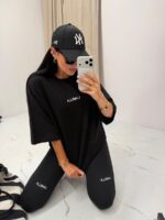 Czarny t-shirt LaMilla z białym wyszywanym logo