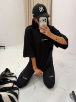 Czarny t-shirt LaMilla z białym wyszywanym logo