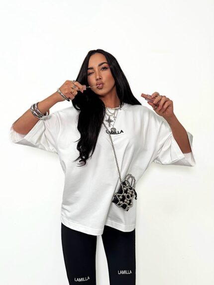 Biały t-shirt LaMilla z czarnym wyszywanym logo