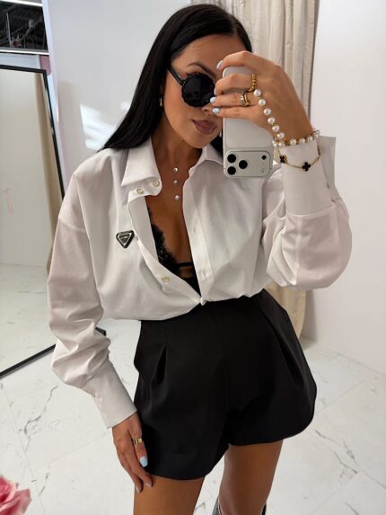 Biała koszula LaMilla z małym czarnym logo na piersi