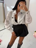 Biała koszula LaMilla z małym czarnym logo na piersi