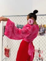 Wiązana bluzka LaMilla w różowym kolorze z czerwonymi kwiatami