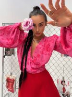 Wiązana bluzka LaMilla w różowym kolorze z czerwonymi kwiatami