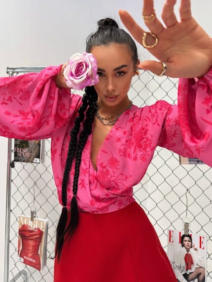 Wiązana bluzka LaMilla w różowym kolorze z czerwonymi kwiatami