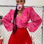 Wiązana bluzka LaMilla w różowym kolorze z czerwonymi kwiatami