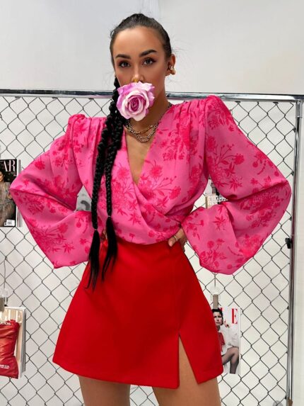 Wiązana bluzka LaMilla w różowym kolorze z czerwonymi kwiatami