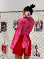 Wiązana bluzka LaMilla w różowym kolorze z czerwonymi kwiatami