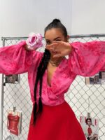 Wiązana bluzka LaMilla w różowym kolorze z czerwonymi kwiatami