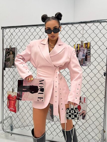 Różowa marynarka LaMilla z ozdobnym paskiem w talii