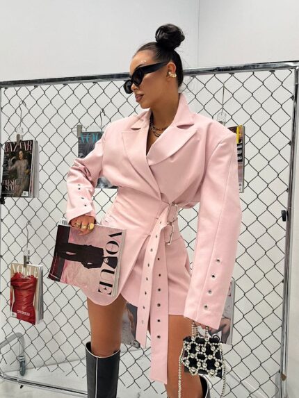 Różowa marynarka LaMilla z ozdobnym paskiem w talii