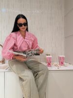 Koszula w czerwone paski LaMilla z przedłużanym kołnierzem