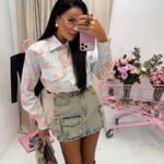 Niebieska koszula z wiskozy LaMilla w różowe kwiaty