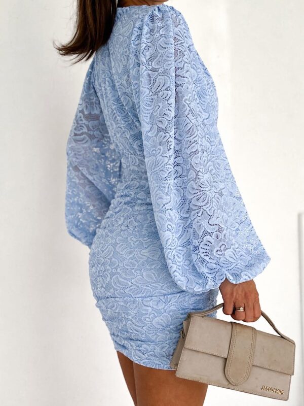 Niebieska sukienka z koronki Megi B