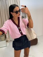 Różowy sweter LaMilla z lampasem zapinany na złote guziki