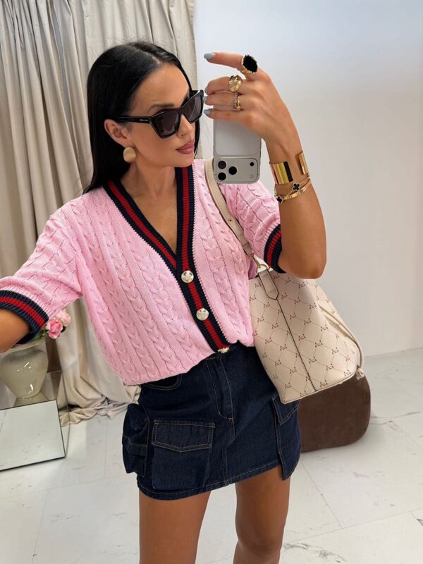 Różowy sweter LaMilla z lampasem zapinany na złote guziki