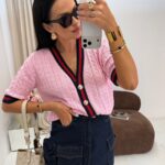 Różowy sweter LaMilla z lampasem zapinany na złote guziki