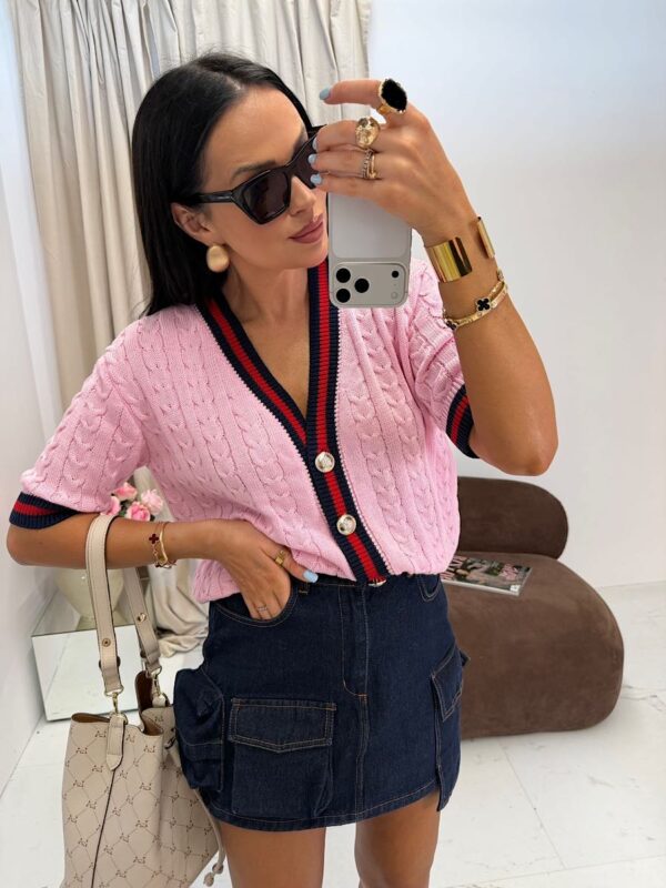 Różowy sweter LaMilla z lampasem zapinany na złote guziki