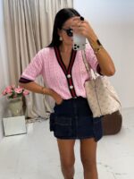 Różowy sweter LaMilla z lampasem zapinany na złote guziki