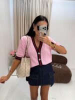 Różowy sweter LaMilla z lampasem zapinany na złote guziki