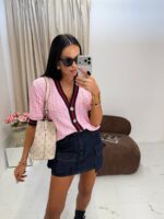 Różowy sweter LaMilla z lampasem zapinany na złote guziki