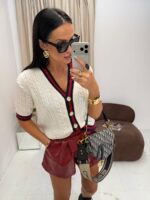 Biały sweter LaMilla z lampasem zapinany na złote guziki