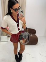 Biały sweter LaMilla z lampasem zapinany na złote guziki