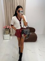 Biały sweter LaMilla z lampasem zapinany na złote guziki