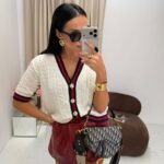 Biały sweter LaMilla z lampasem zapinany na złote guziki