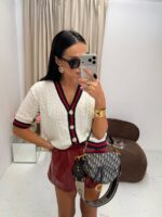 Biały sweter LaMilla z lampasem zapinany na złote guziki