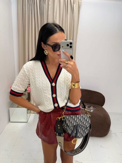 Biały sweter LaMilla z lampasem zapinany na złote guziki