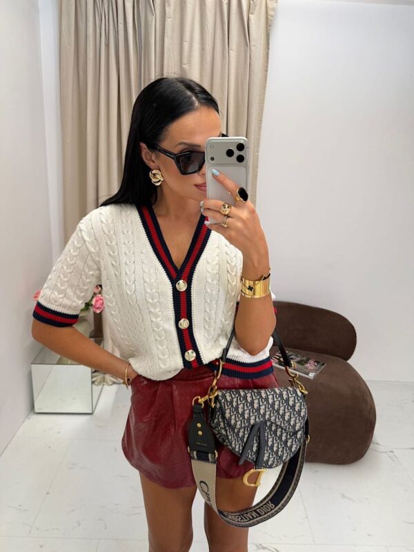 Biały sweter LaMilla z lampasem zapinany na złote guziki