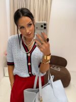 Niebieski sweter LaMilla z lampasem zapinany na złote guziki