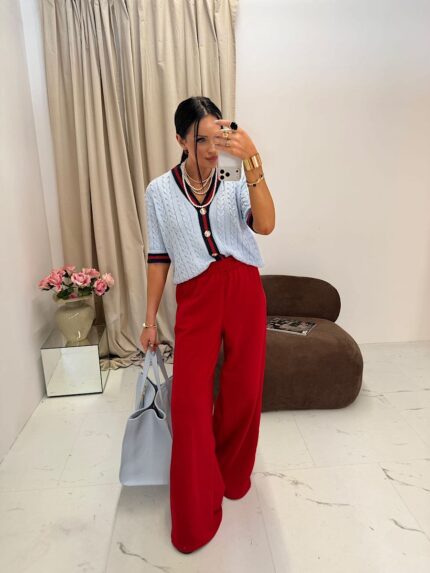 Niebieski sweter LaMilla z lampasem zapinany na złote guziki